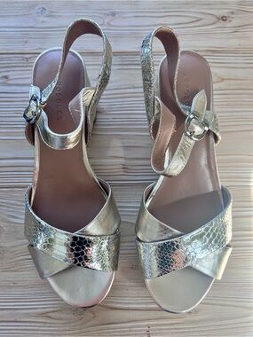 Aerosoles Cosmos Soft Gold Metallic Platform Sandals Block Heel Size 9